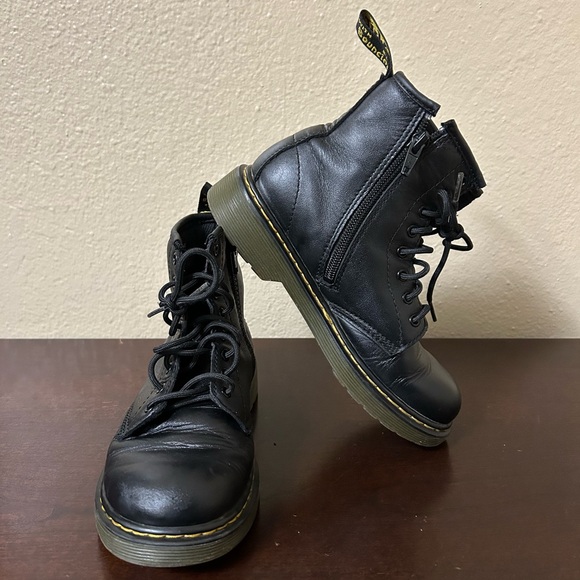 Dr. Martens juniors unisex Black Leather lace up Boots size 2 - Picture 1 of 7